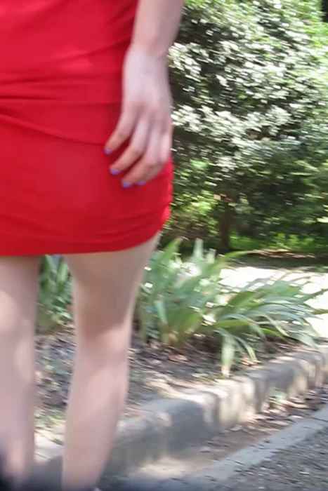 [大忽悠买丝袜街拍视频]ID0503 2013 忽悠红裙长腿女公园展示丝袜