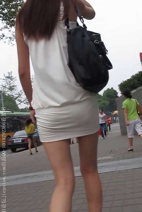 [大忽悠买丝袜街拍视频]ID0534 2013.1.16【强袭】让包臀白裙长腿妖艳穿丝袜打广告