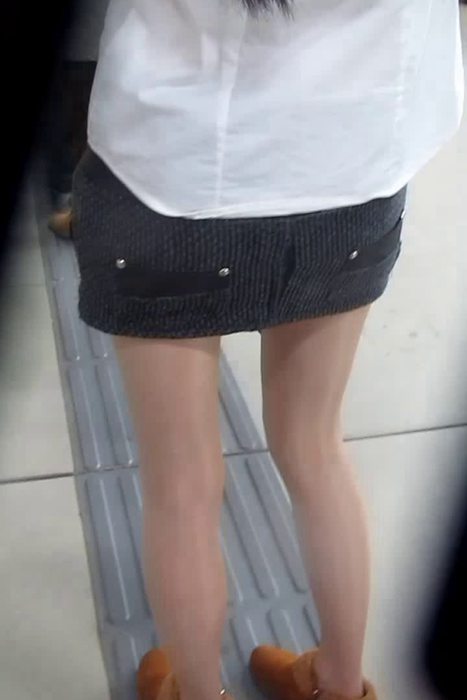 [大忽悠买丝袜街拍视频]ID0688 2013.12.25地铁监控视频拍摄2个丝袜制服在女洗手间