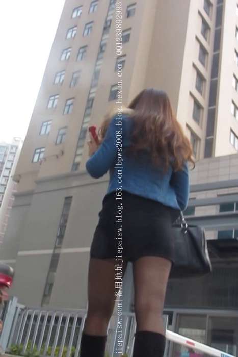 [大忽悠买丝袜街拍视频]ID0702 2013【大忽悠】包臀少妇这么冷还薄裤袜包里还有