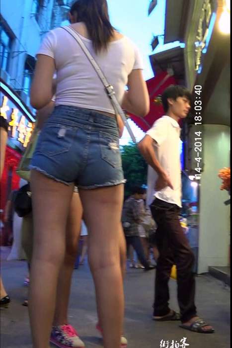 [街拍客视频]jx0068 广场上两个超短牛仔热裤美腿美女