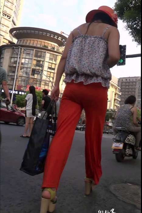 [街拍客视频]jx0202 轻透大裤管红裤少妇