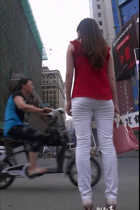 [街拍客视频]jx0213 包臀白裤少妇上楼梯