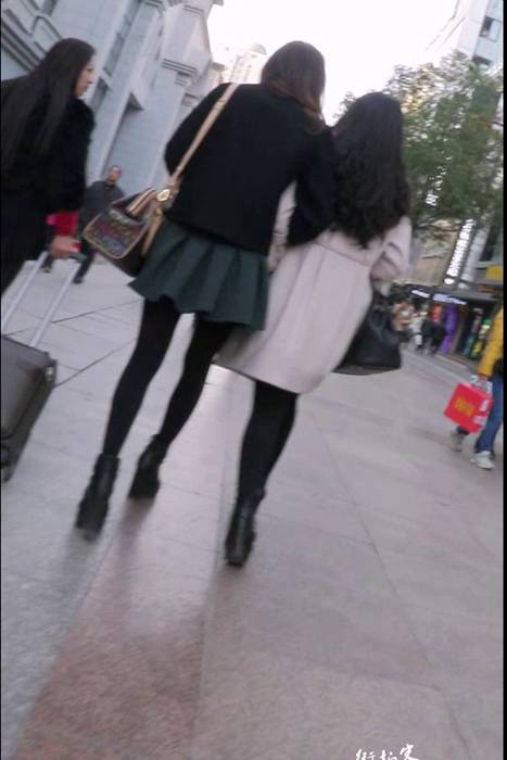[街拍客视频]jx0254 黑色打底裤绿色短裙长腿MM
