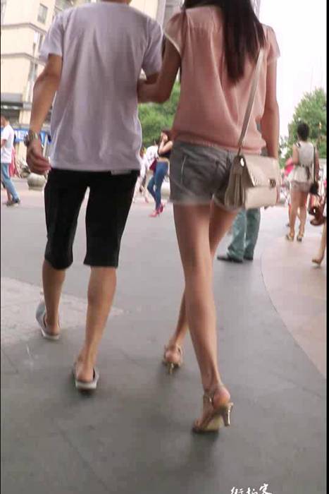 [街拍客视频]jx0296 跟男朋友逛街的牛仔热裤长腿MM