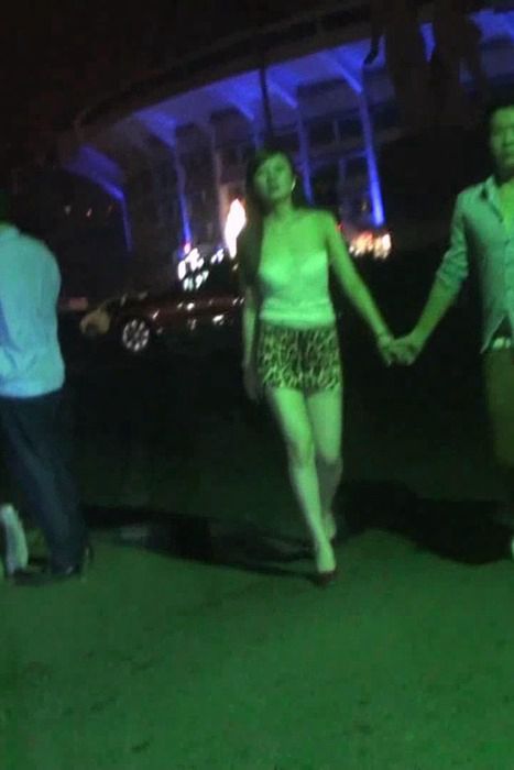 [街拍视频]00150豹纹肉丝高跟美女少妇和炮友一起吃夜宵