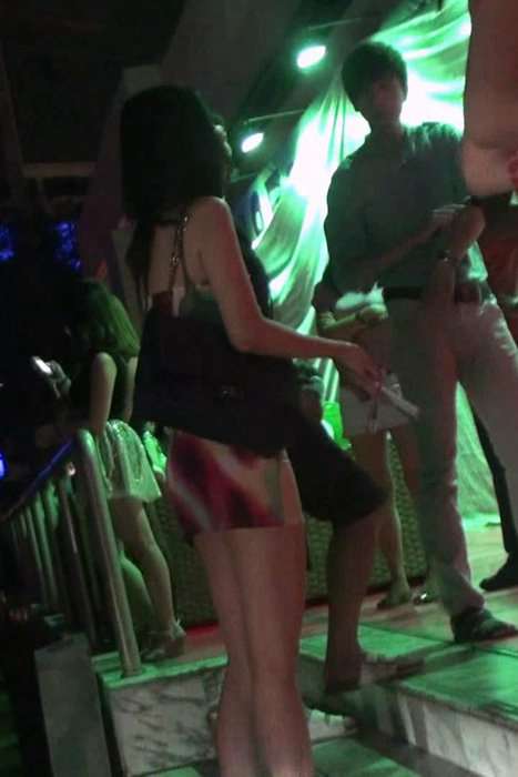 [街拍视频]00161夜店门口等人的露肩紧身包臀裙高跟美少妇