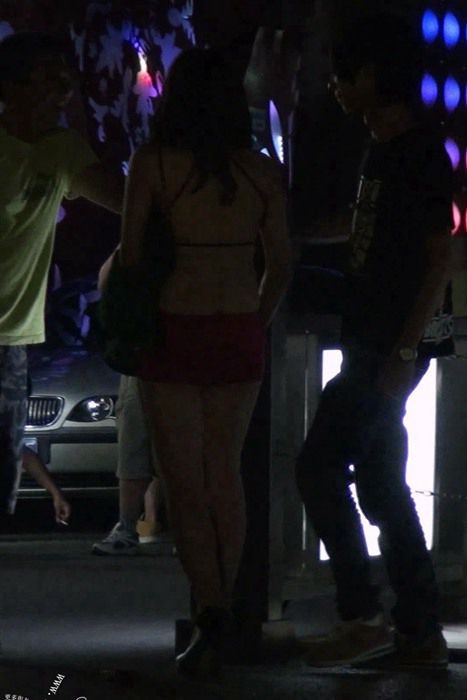 [街拍视频]00173夜店门口的性感丰满的高跟女人
