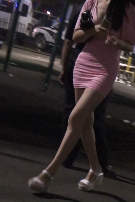 [街拍视频]00175长发性感包臀裙女人急忙忙地赶往夜店