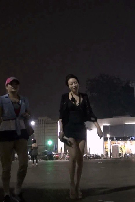 [街拍视频]00181超性感短发翘臀长腿高跟女人晚上出来约会