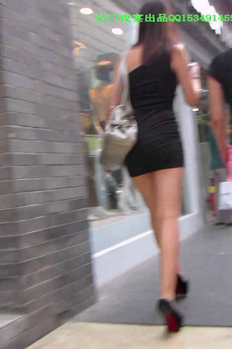 [街拍视频]00210拍到性感美少妇黑丝底裤了哦，她还在买丝袜呢