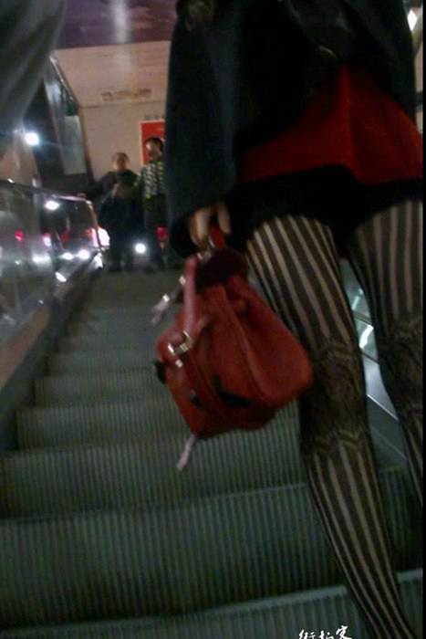 [街拍视频]00244还真有女人穿这样的网袜黑丝太风骚刺激了