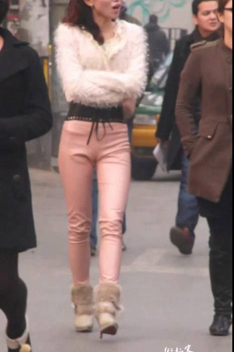 [街拍视频]00251粉色紧身皮裤少妇的诱惑