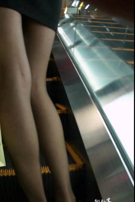 [街拍视频]00303性感高挑的身材超棒的高跟丝袜女人