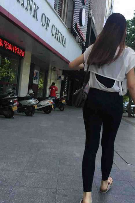 [街拍视频]00430长发紧身裤美女和闺蜜逛街