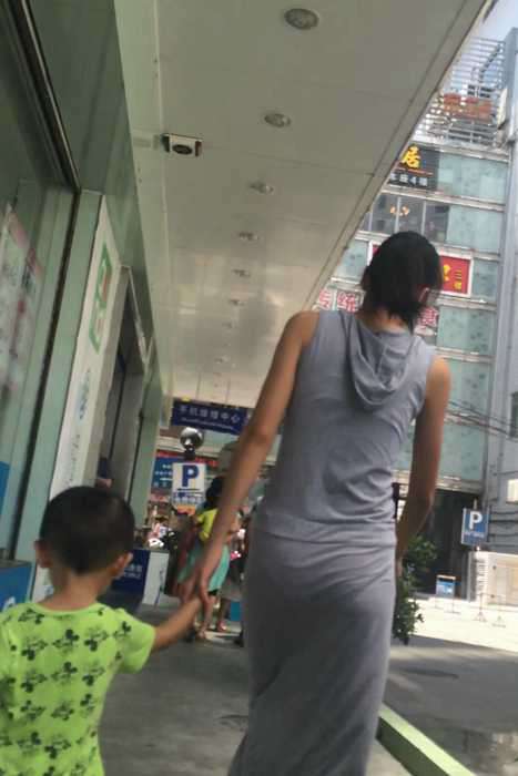 [街拍视频]00434性感长发美女少妇带着儿子