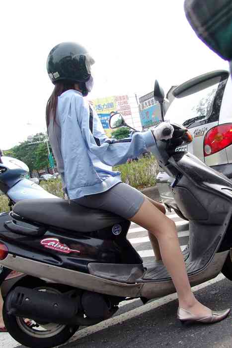 骑电动车的性感少妇[天使原创摄影吧legbar]ID0052 20050717A