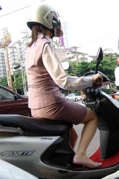 骑电动车的性感少妇[天使原创摄影吧legbar]ID0052 20050717A