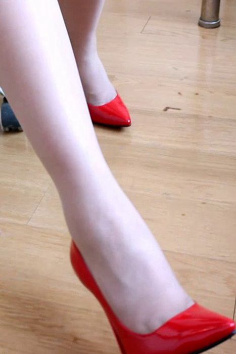红色高跟鞋肉丝裤袜最真实的性感[细高跟视频]ID0081 Vivian的亮红色经典款高跟船